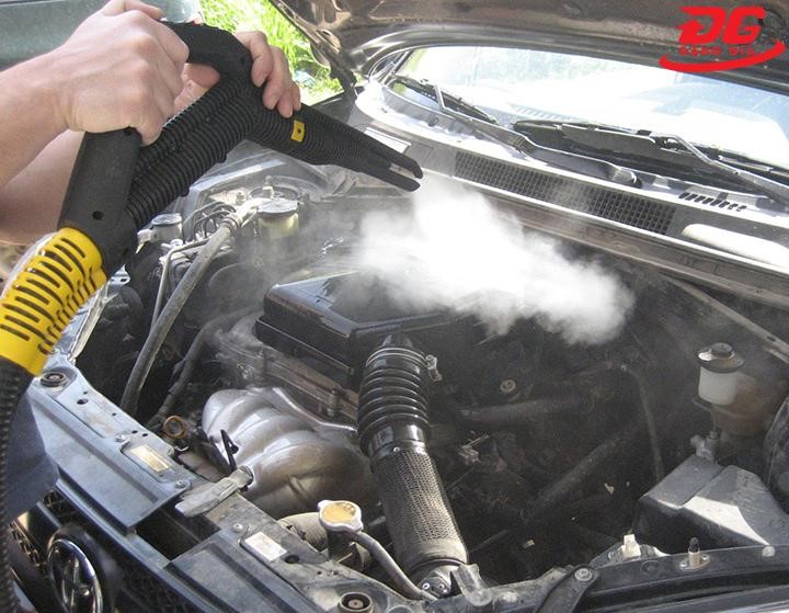 Dùng máy rửa xe hơi nước nóng để tẩy rửa khoang động cơ