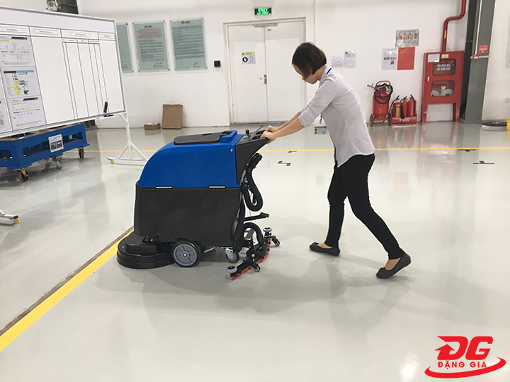 Sử dụng máy chà sàn liên hợp Kumisai trong vệ sinh nhà xưởng