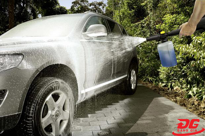 Phun trực tiếp dung dịch rửa xe không chạm lên trên toàn bộ bề mặt thân xe