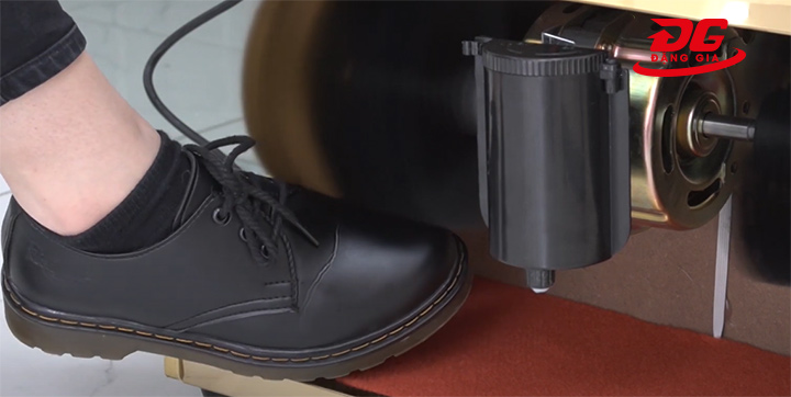 Sử dụng máy đánh giày Shiny giúp làm sạch giày hiệu quả, nhanh chóng