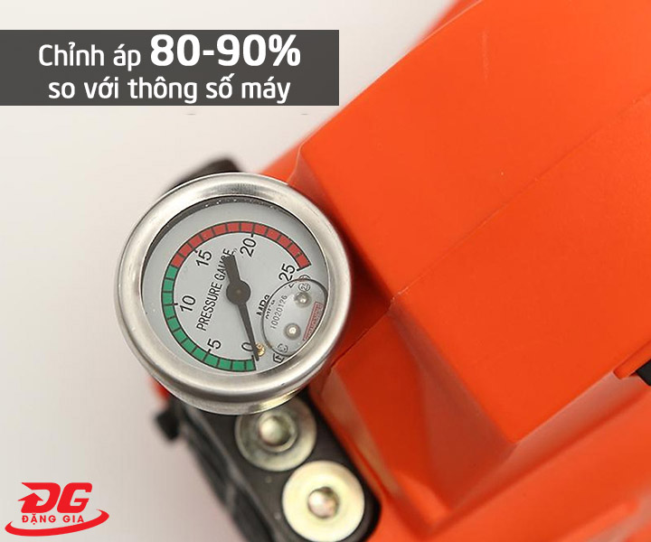 Điều chỉnh áp lực phun ở mức 80-90% so với thông số của máy