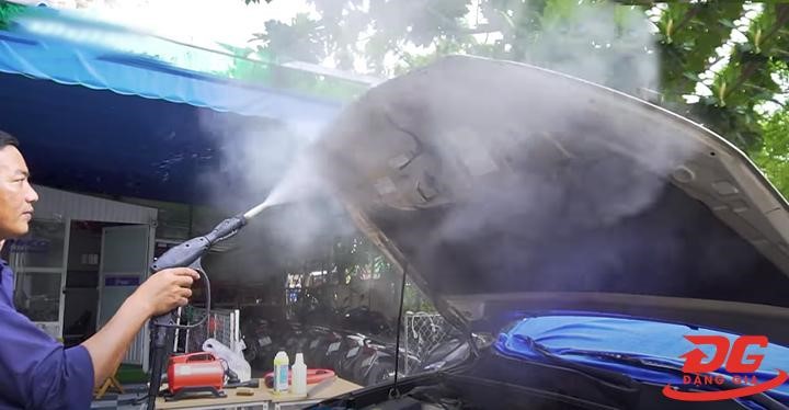 Máy rửa xe hơi nước nóng làm sạch vượt trội, ngay cả vết dầu mỡ