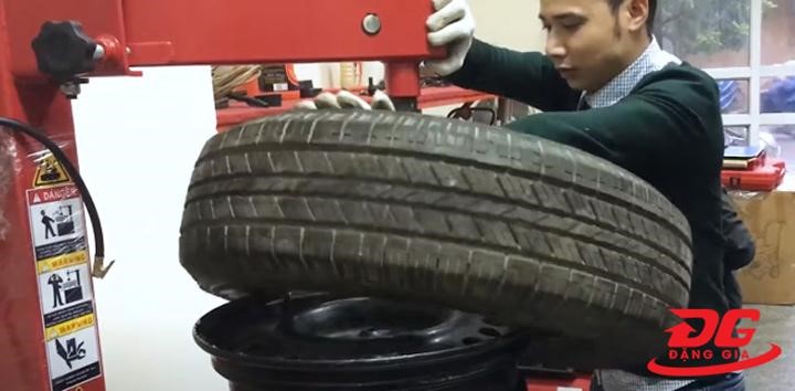 Đeo găng tay trong quá trình tháo lắp lốp xe
