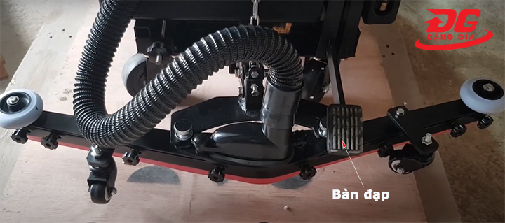 Để lắp bàn chải bạn cần nâng máy chà sàn lên bằng cách nhấn vào bàn đạp sau máy