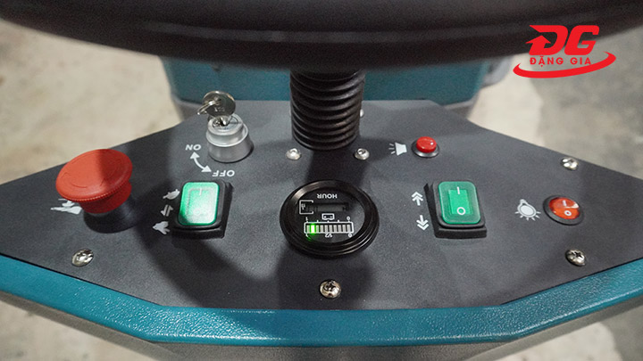 Phím điều khiển trên vô lăng của máy lau sàn ngồi lái Kumisai KMS 90