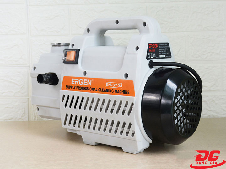 Máy rửa xe Ergen EN-6708 có thiết kế khe tản nhiệt trên thân máy