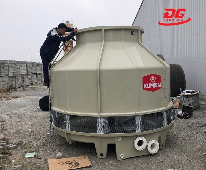 Tháp giải nhiệt nước kumisai sử dụng hệ thống cánh quạt hút khí cưỡng bức và tấm tản nhiệt để hạ nhiệt nước