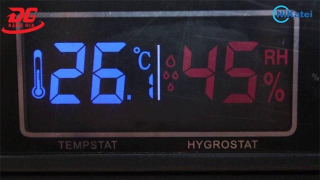 Độ ẩm và nhiệt độ bên trong tủ được hiển thị trên màn hình LCD phía bên ngoài. 