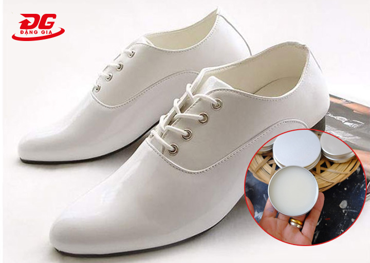 Làm sạch giày da trắng bị mốc nặng bằng cách đánh xi