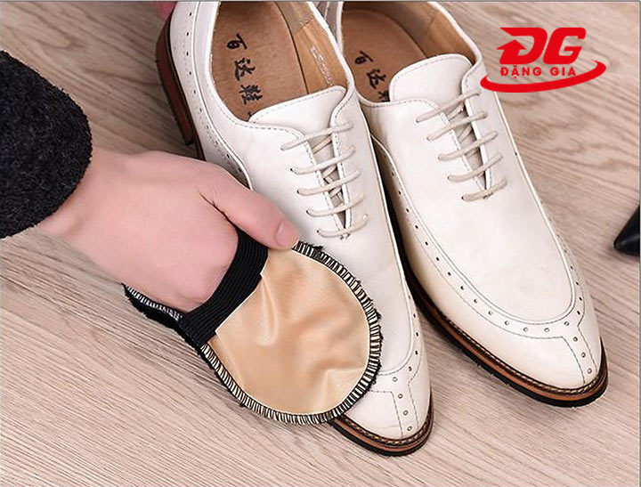 Dùng khăn lau giày mềm để vệ sinh vết mốc trên giày da trắng