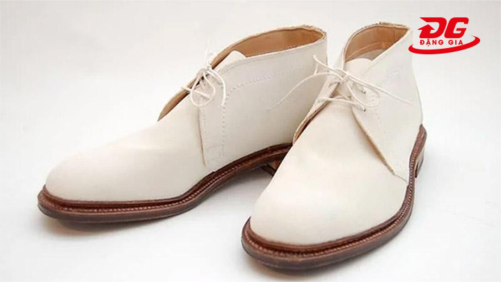 Làm sạch giày da lộn màu trắng bằng cục gôm vô cùng hiệu quả