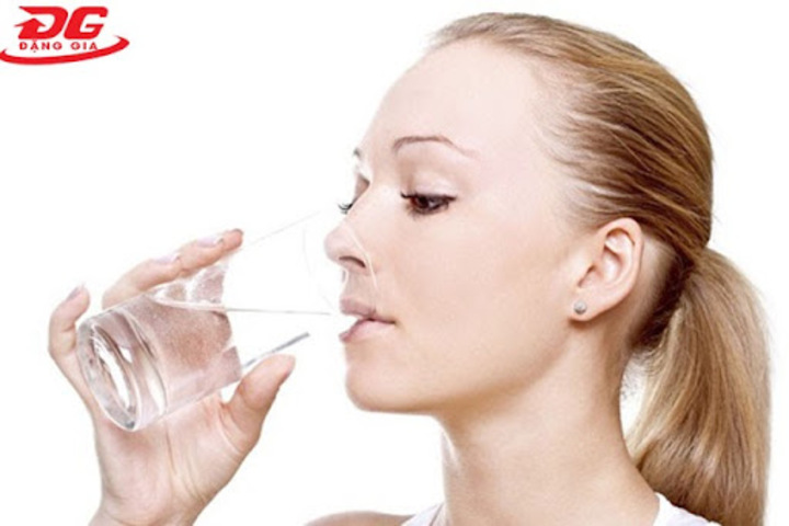 Uống nước chính là phương pháp khẩn cấp khi ăn phải gói chống ẩm