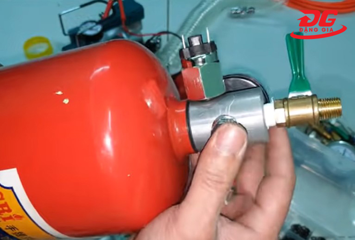 Tự chế máy nén khí bằng bình cứu hỏa đơn giản