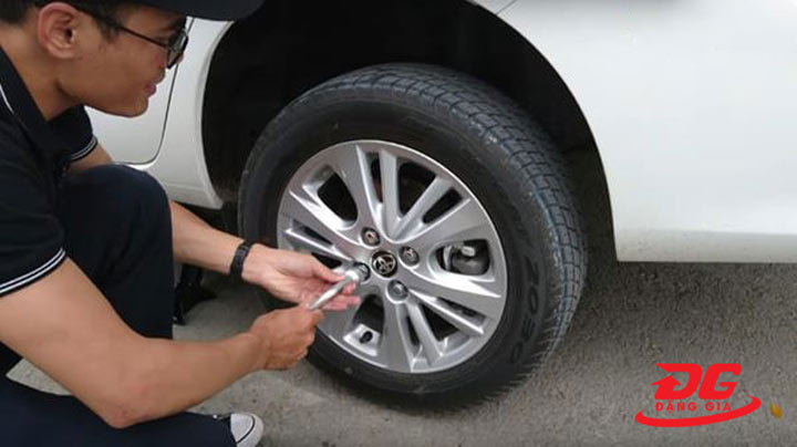 Cách thay lốp xe ô tô Vios