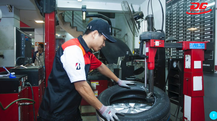 Đưa xe đến garage chuyên nghiệp để được tháo lốp bằng máy móc hiện đại
