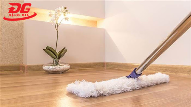 Sử dụng giẻ khô để lau nhà thường xuyên giúp giảm ẩm ướt trên sàn nhà