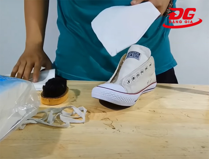 Nhét giấy vào trong giày để giữ form dáng