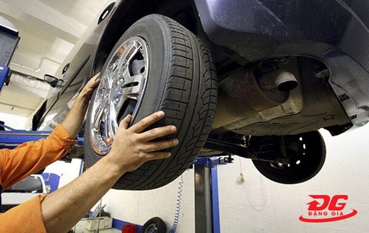 Đảo lốp xe ô tô là một quy trình rất quan trọng trong bảo dưỡng xe