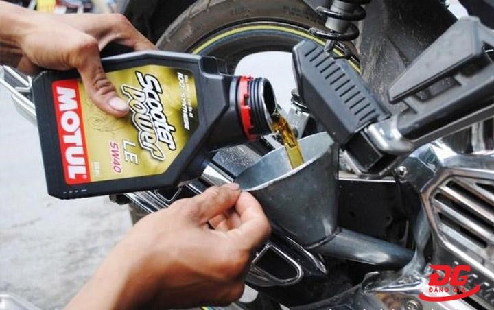 Tuyệt đối không sử dụng dầu nhớt để vá lốp xe