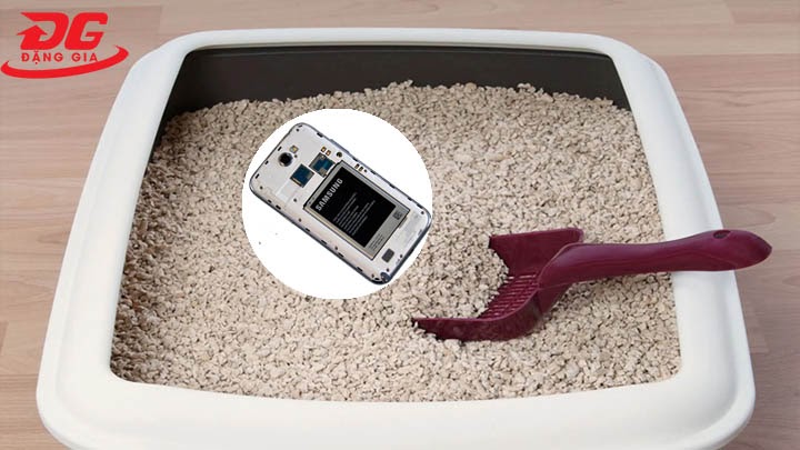 Hút ẩm cho điện thoại bằng cát vệ sinh