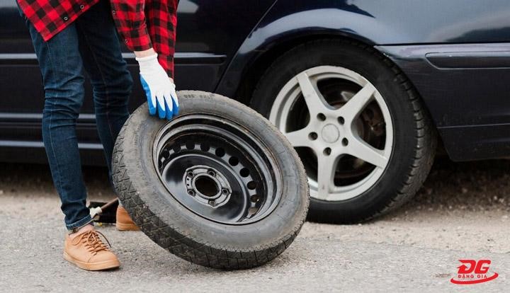 Quy trình thay lốp diễn ra nhanh chóng, đơn giản