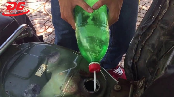 Thao tác hút xăng xe máy bằng chai nhựa