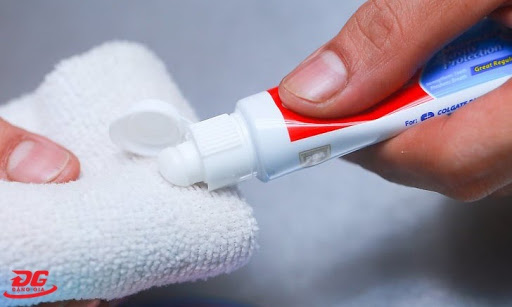 cách làm sạch kính nhà tắm bằng cách sử dụng kem đánh răng
