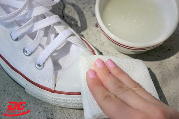 Sử dụng nước lau đồ gỗ để làm sạch đế giày