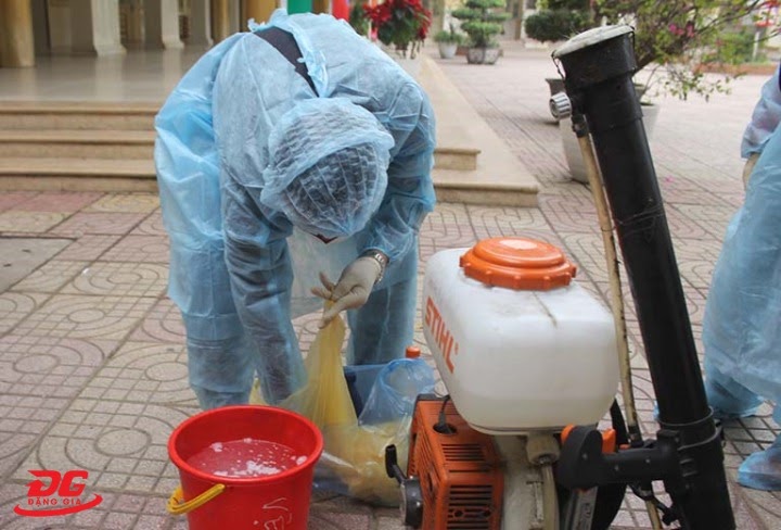 Cách pha cloramin b khử khuẩn bề mặt sàn nhà trường mầm non
