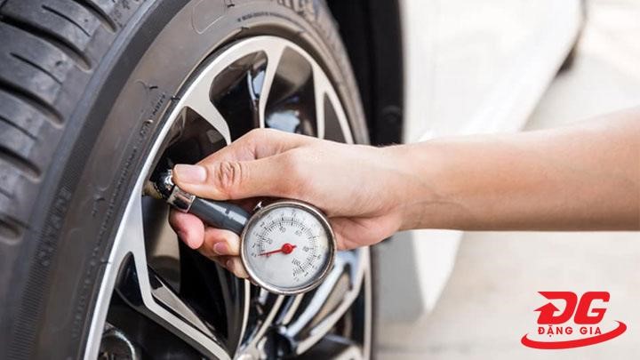 Hướng dẫn cách thay lốp xe ô tô dự phòng đơn giản với 8 bước