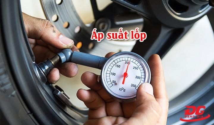 Bơm lốp xe máy bao nhiêu kg? Bảng áp suất lốp xe máy