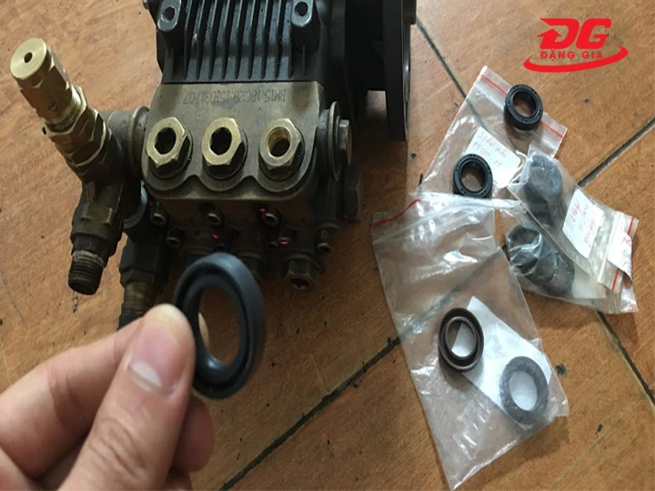 Buồng bơm bẩn, van phớt quá hạn