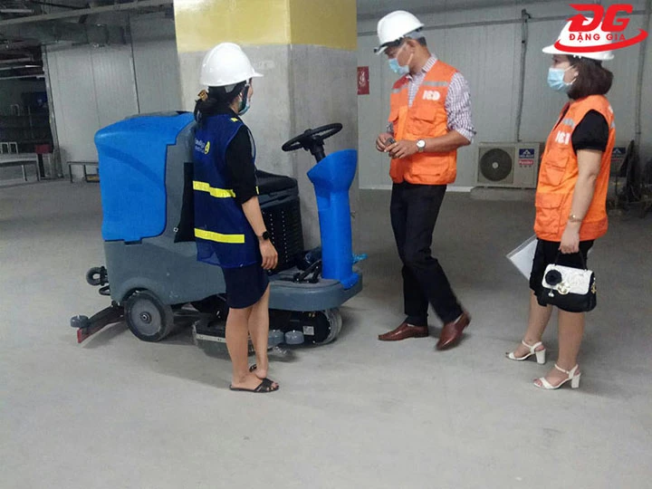 test máy chà sàn trước khi thuê