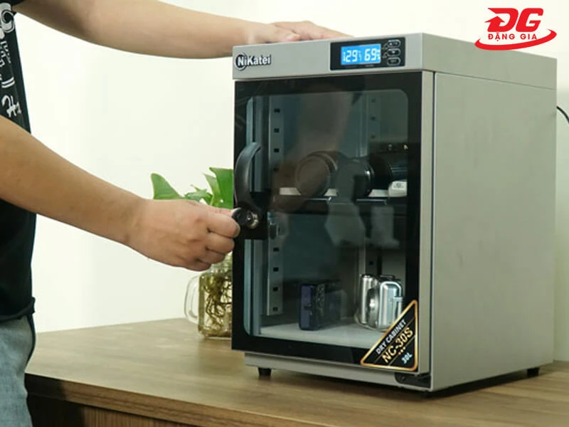Mẫu tủ chống ẩm Nikatei NC-30S với phiên bản màu bạc sang trọng