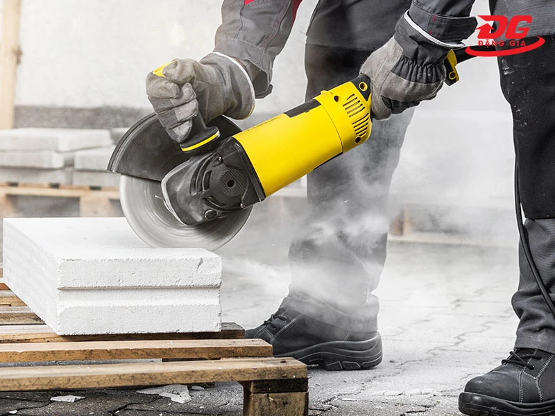 Sử dụng máy mài cầm tay cần có bảo hộ