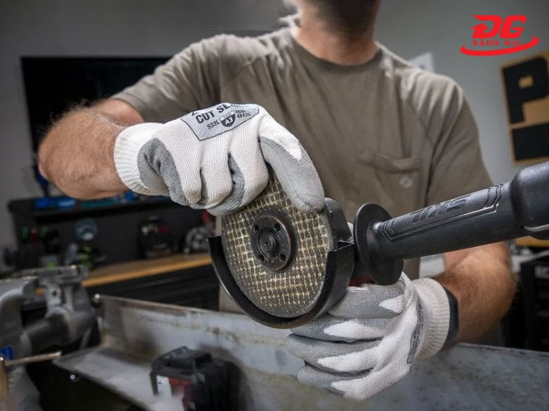 Tắt máy mài khi thay lưỡi mài