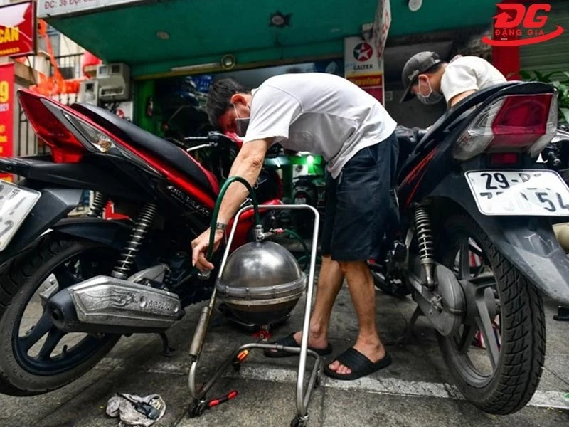 Máy hút dầu thải xe máy