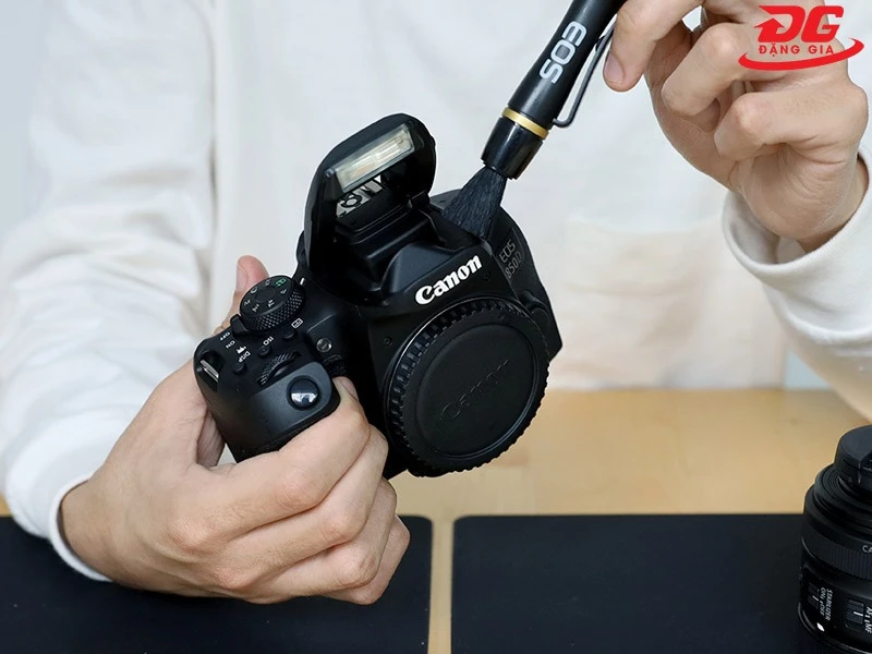 Vệ sinh thân máy ảnh