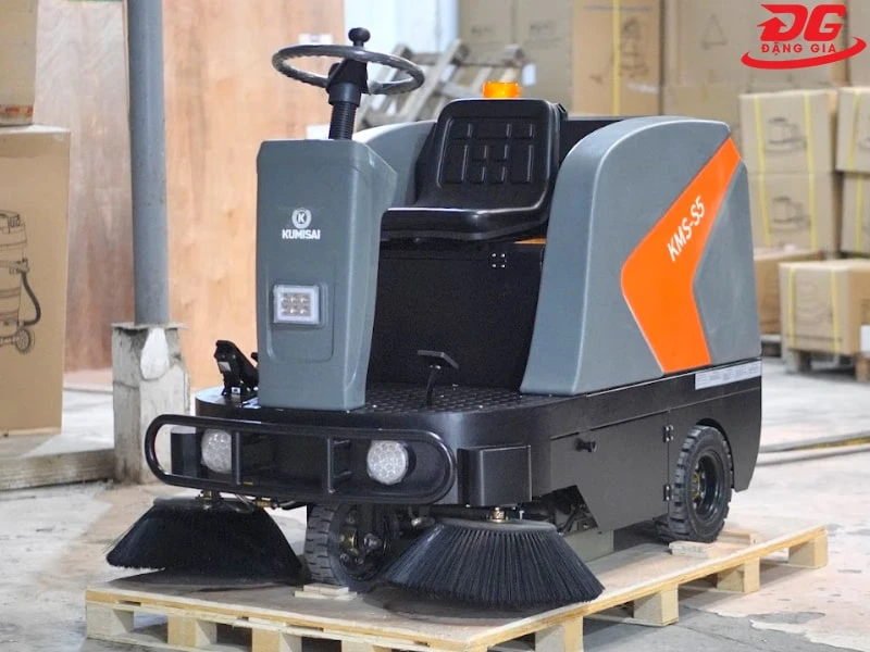 Xe thu gom rác thải ngồi lái