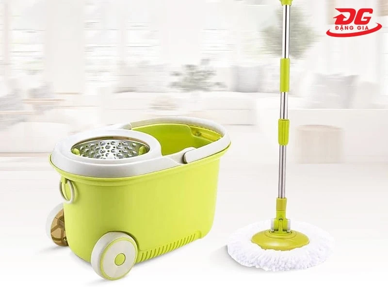 Cây lau nhà Lock&Lock có bánh xe cỡ lớn tiện di chuyển