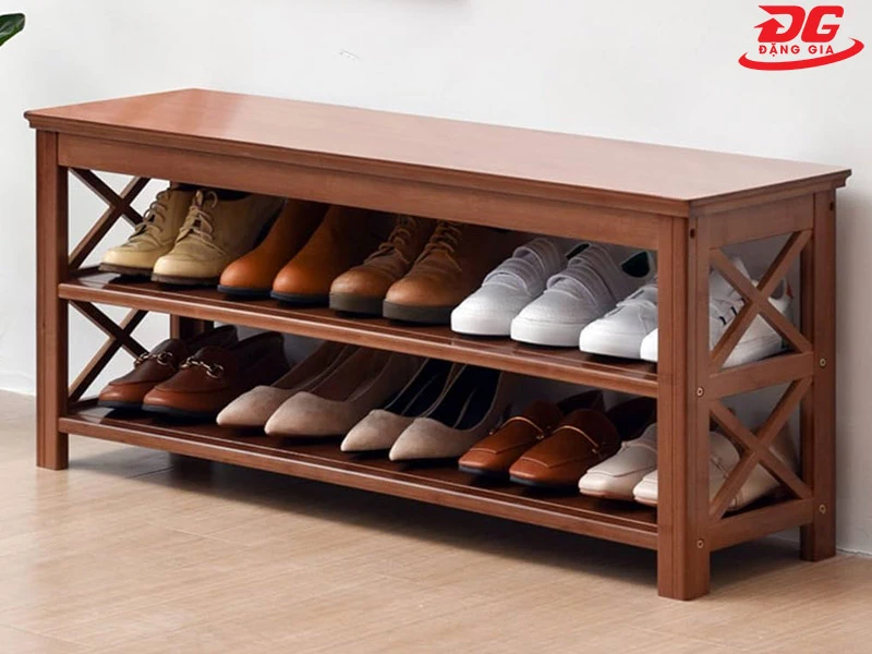 Bảo quản cẩn thận để tránh giày bị ẩm mốc