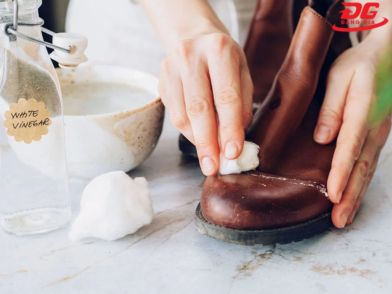 Sử dụng giấm ăn để làm sạch vết mốc giày