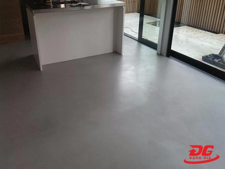 Sử dụng hóa chất chuyên dụng để vệ sinh sàn