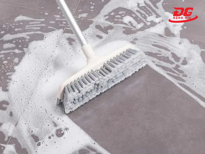 Dùng bàn chải kết hợp với xà phòng để làm sạch