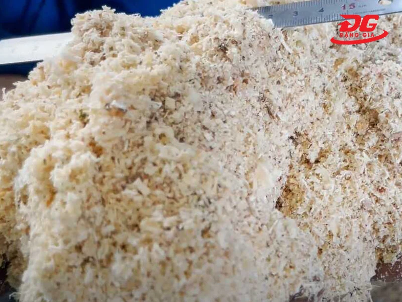 Sử dụng mùn cưa để loại bỏ vết dầu nhớt trên sàn