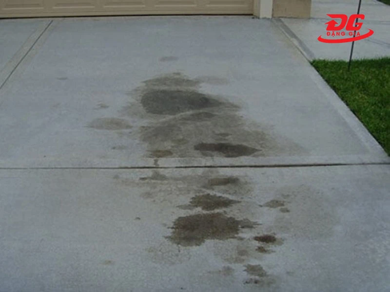 Vết dầu loang lổ trên sàn trong rất mất thẩm mỹ