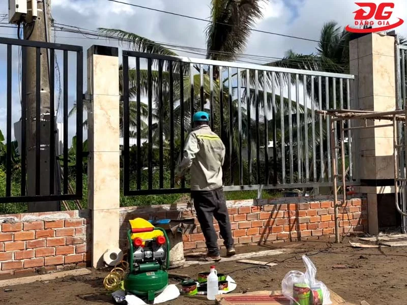 Máy nén khí Dekton sử dụng để hỗ trợ công việc phun sơn