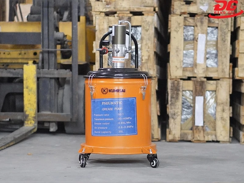 Thùng bơm mỡ bò bằng khí Kumisai 35 lít