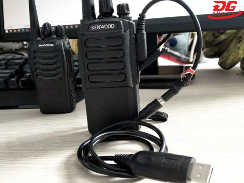 Sử dụng cáp nối cổng USB để kết nối bộ đàm với máy tính