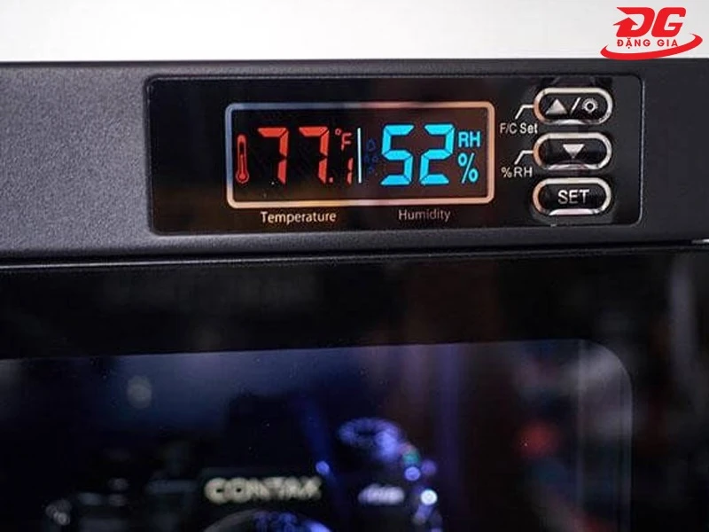 Độ ẩm RH trên tủ chống ẩm cung cấp nhiều thông tin quan trọng cho người dùng